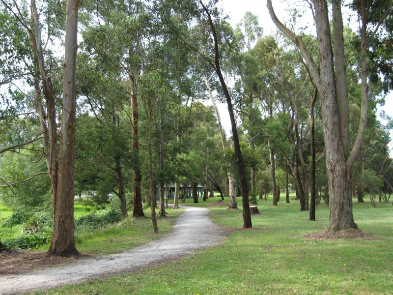 Warragul - Rotary Park, corner Princes Way and Latrobe Street: Walking track north through park