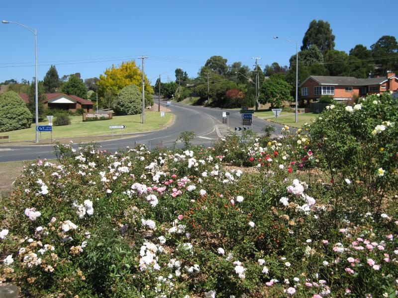 Warragul - Korumburra Road: View south along Korumburra Rd at Landsborough Rd