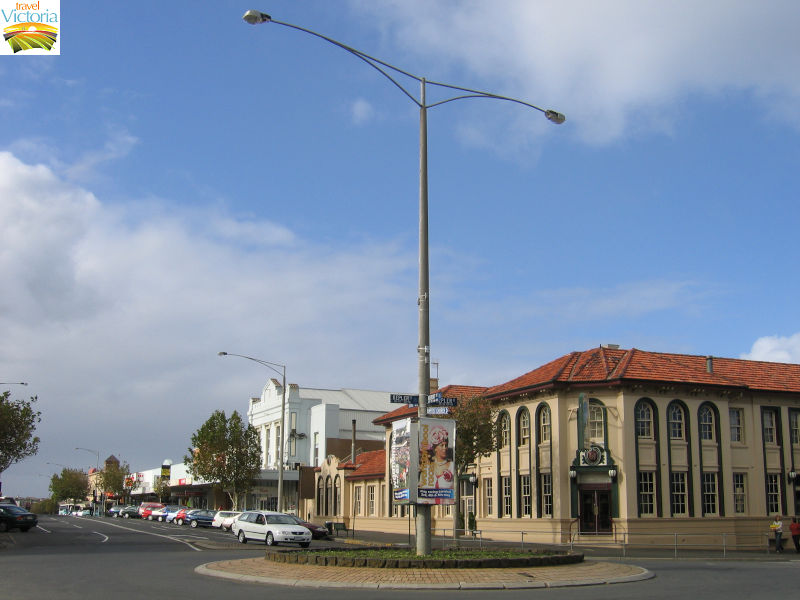 Warrnambool - Commercial centre: Hotel Warrnambool at corner of Kepler Street and Koroit Street