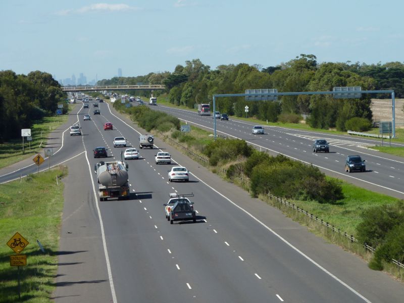 Werribee - Princes Freeway through Werribee - View north-east along Princes Fwy from Geelong Rd overpass