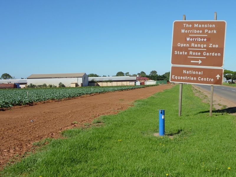 Werribee - Farmland along K Road and Diggers Road, Werribee South: View south along K Rd, south of Duncans Rd