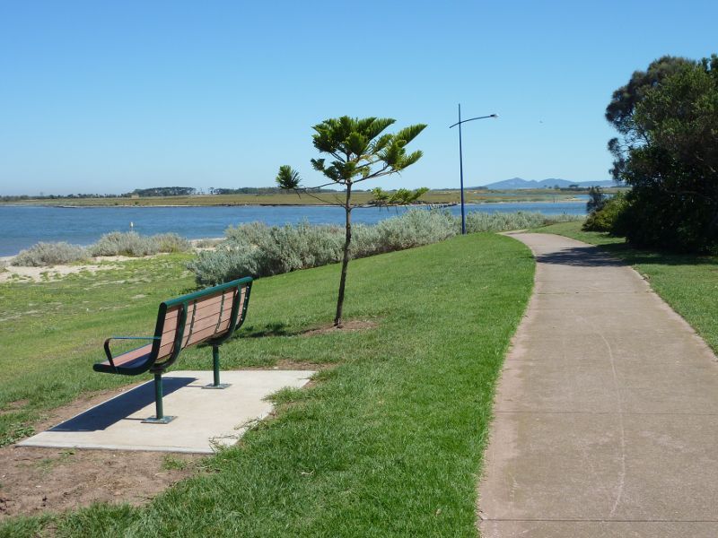Werribee - Beach and coastline opposite Price Reserve, Beach Road, Werribee South - Westerly view along foreshore path