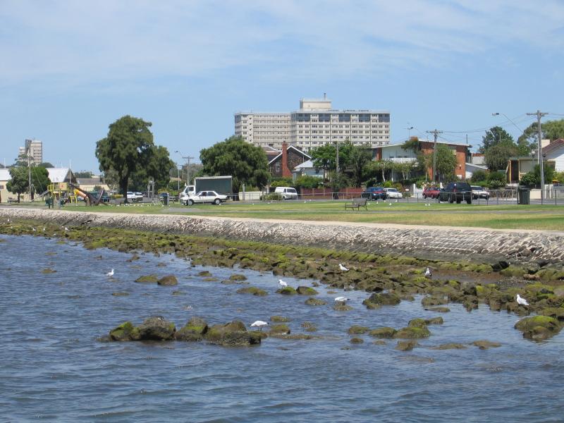 Williamstown - Coastline along The Strand: View south along coast from Anchorage Marina
