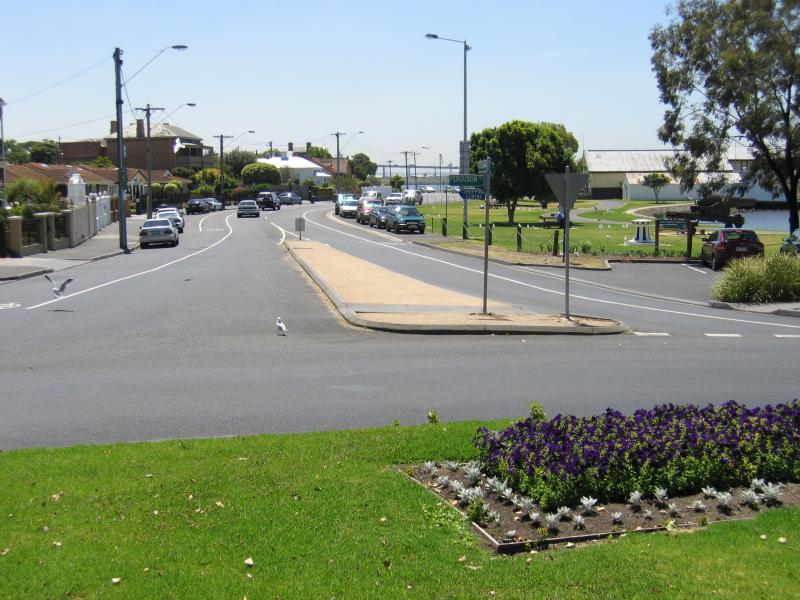 Williamstown - John Morley Reserve and Ferguson Street Pier: View north along The Strand at Ferguson St with John Morley Reserve on right