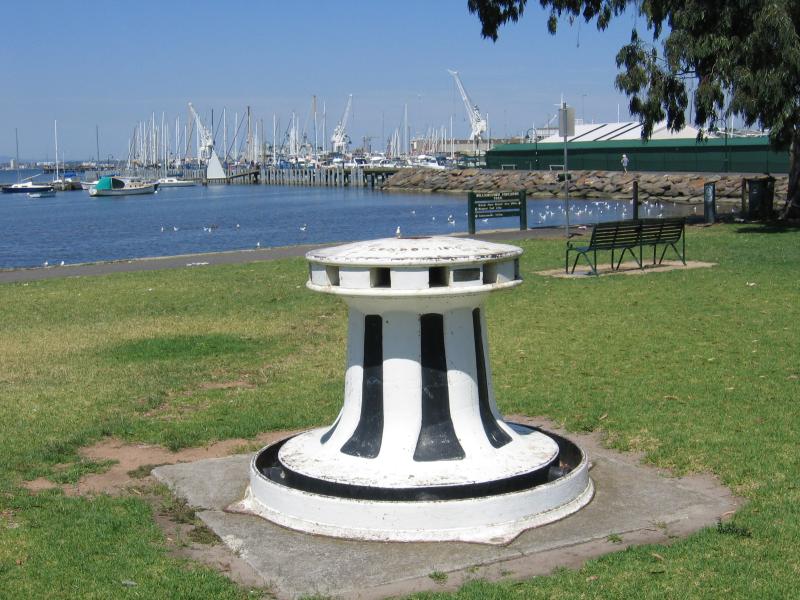 Williamstown - John Morley Reserve and Ferguson Street Pier - View south along foreshore towards Ferguson Street Pier