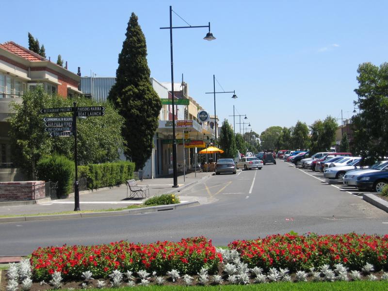 Williamstown - Commercial centre and shops, Ferguson Street and Douglas Parade: View west along Ferguson St at The Strand