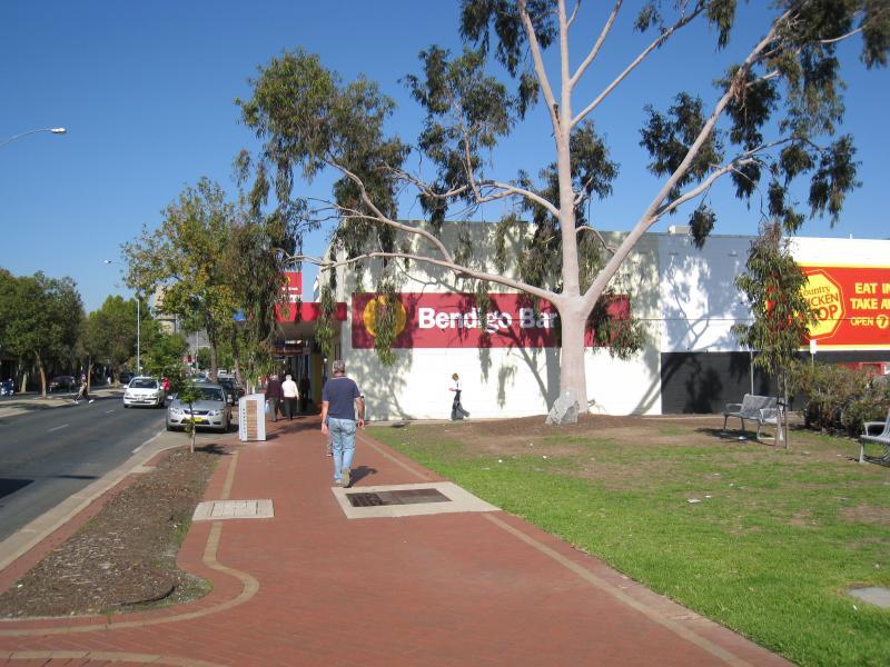 Wodonga - Shops along High Street south of railway line, Stanley Street and Woodland Grove: View south along High St, just south of Elgin Bvd