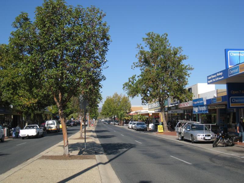 Wodonga - Shops along High Street south of railway line, Stanley Street and Woodland Grove: View south along High St between Elgin Bvd and Stanley St