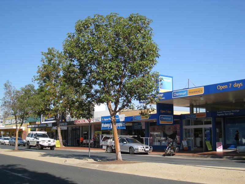 Wodonga - Shops along High Street south of railway line, Stanley Street and Woodland Grove: Shops along west side of High St between Elgin Bvd and Stanley St