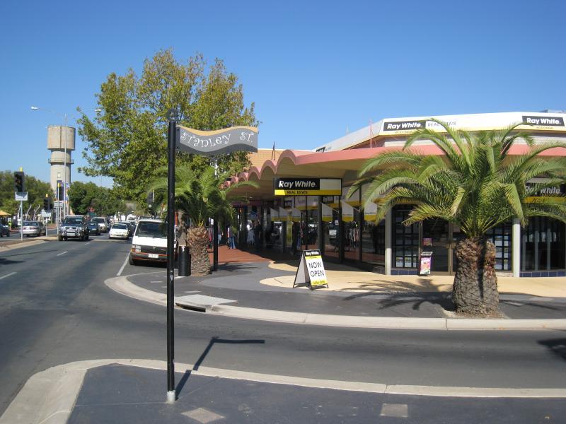 Wodonga - Shops along High Street south of railway line, Stanley Street and Woodland Grove: View south along High St at Stanley St