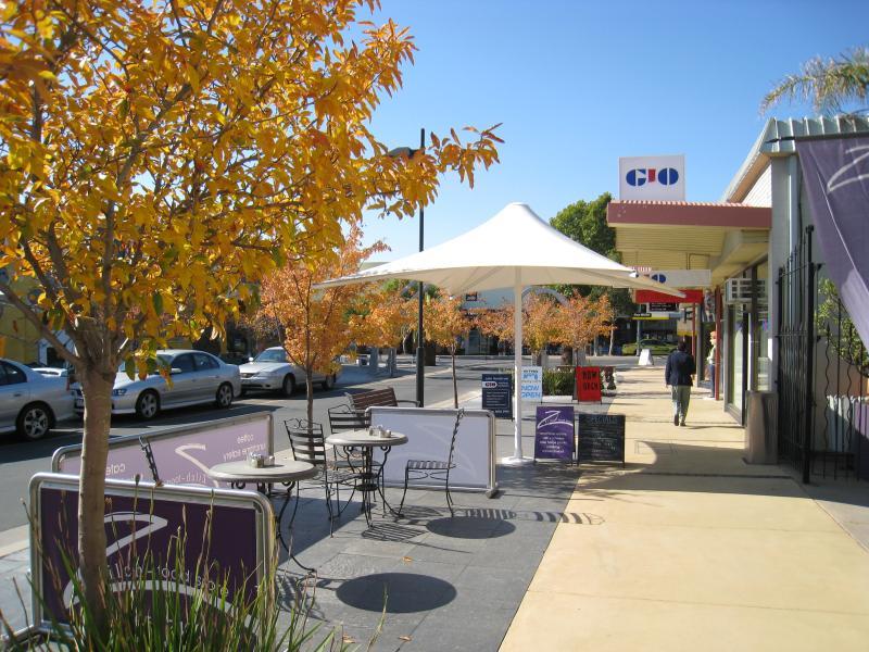 Wodonga - Shops along High Street south of railway line, Stanley Street and Woodland Grove: View east along Stanley St towards High St