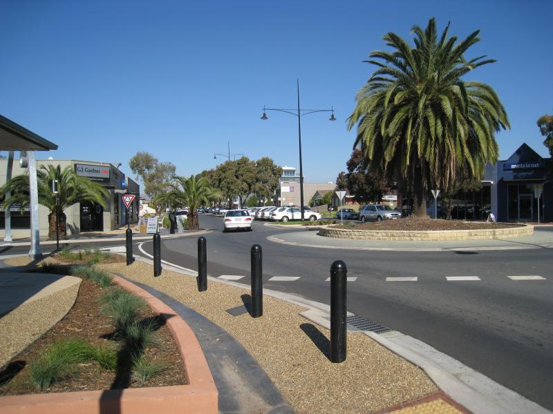 Wodonga - Shops along High Street south of railway line, Stanley Street and Woodland Grove: View south along Hume St towards Stanley St