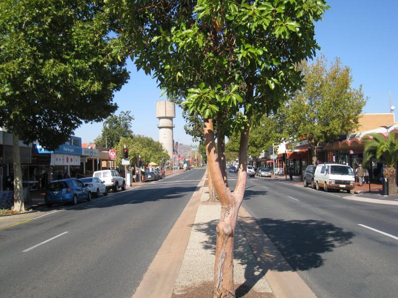 Wodonga - Shops along High Street south of railway line, Stanley Street and Woodland Grove: View south along High St, just south of Stanley St