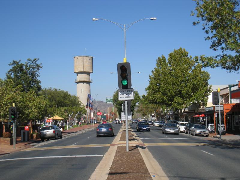 Wodonga - Shops along High Street south of railway line, Stanley Street and Woodland Grove: View south along High St at pedestrian lights at post office