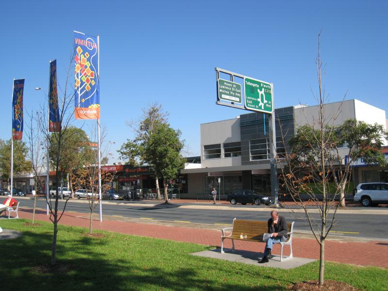 Wodonga - Shops along High Street south of railway line, Stanley Street and Woodland Grove: West side of High St at Woodland Grove