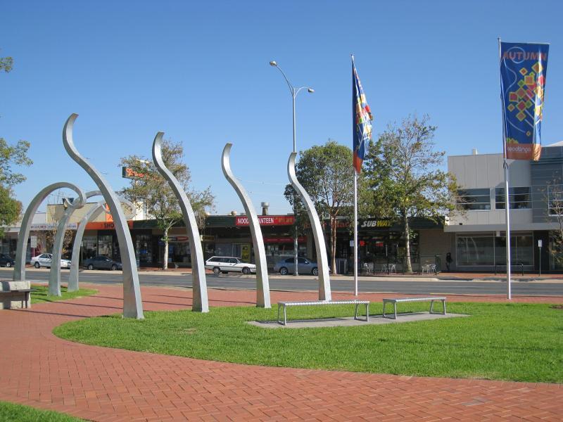 Wodonga - Shops along High Street south of railway line, Stanley Street and Woodland Grove: West side of High St at Woodland Grove