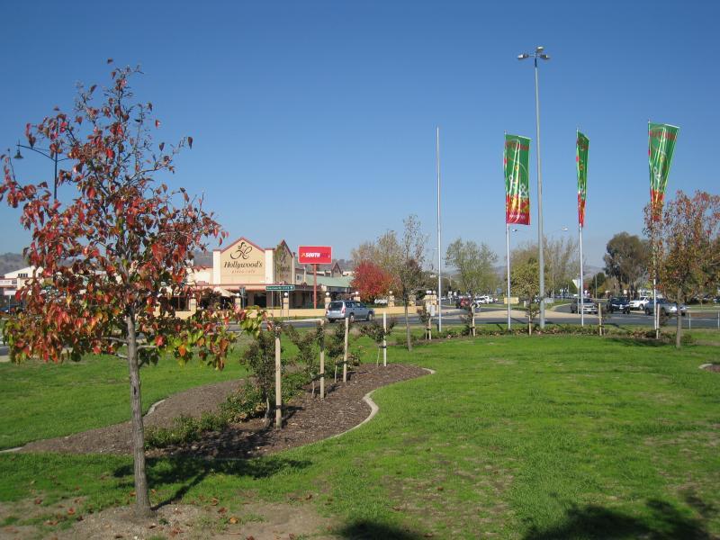 Wodonga - Shops along High Street south of railway line, Stanley Street and Woodland Grove: View south through roundabout towards Beechworth Rd