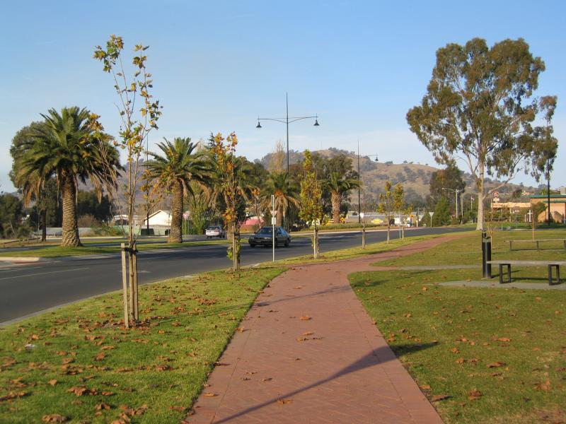 Wodonga - Cultural precinct, Hovell Street between Lawrence St and Elgin Boulevard - View east along Elgin Bvd near Hovell St