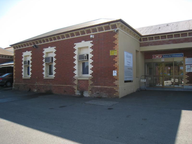Wodonga - Wodonga railway station, Elgin Boulevard: Entrance to station at car park