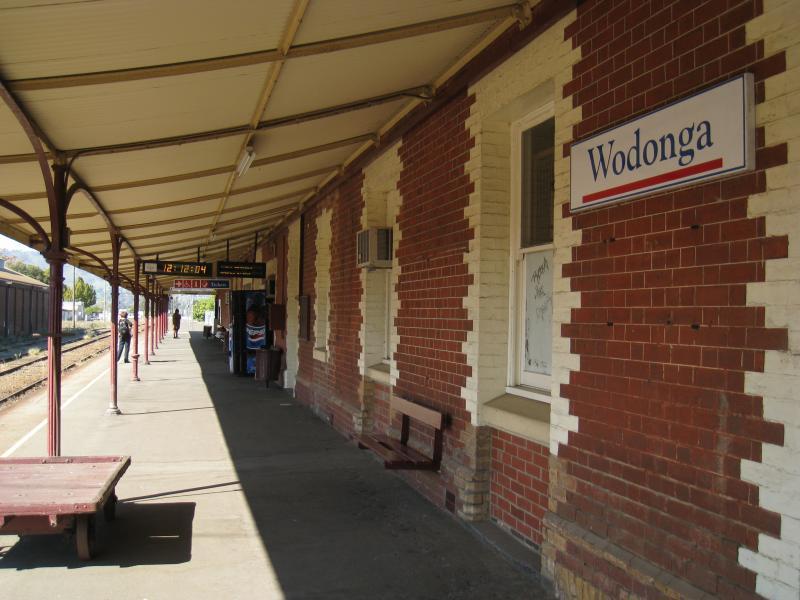 Wodonga - Wodonga railway station, Elgin Boulevard: View south-east along station platform