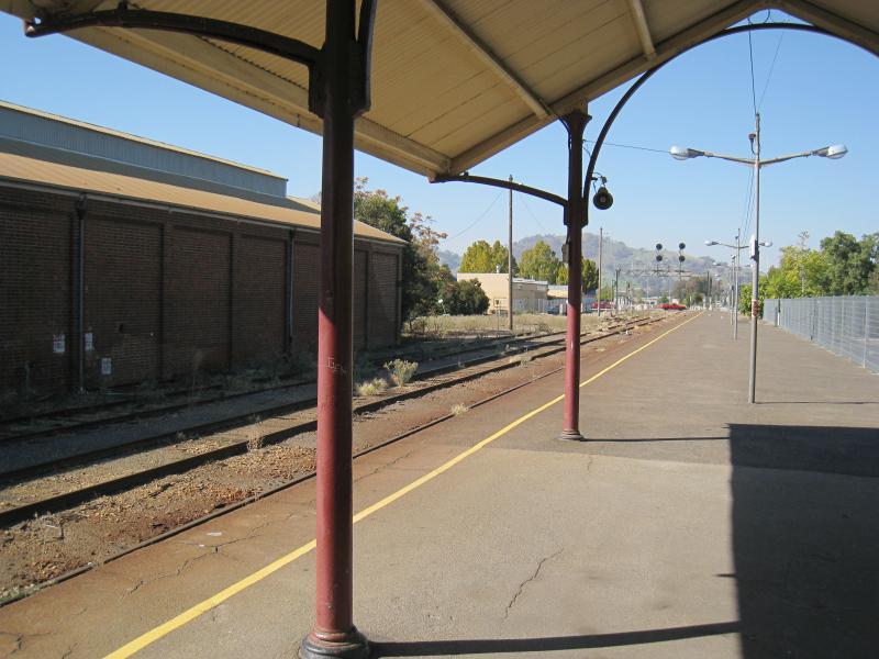 Wodonga - Wodonga railway station, Elgin Boulevard: View south-east along station platform towards High St crossing