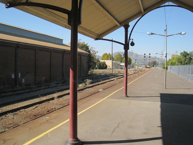 Wodonga - Wodonga railway station, Elgin Boulevard - View south-east along station platform towards High St crossing