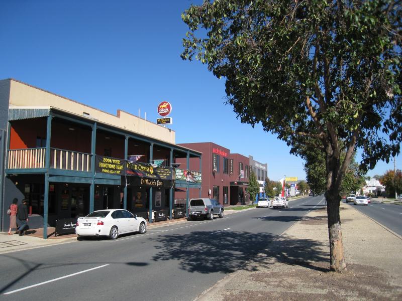 Wodonga - High Street north of railway line and surrounding streets: O'Maille's Pub, High St between Wodonga St and Huon St