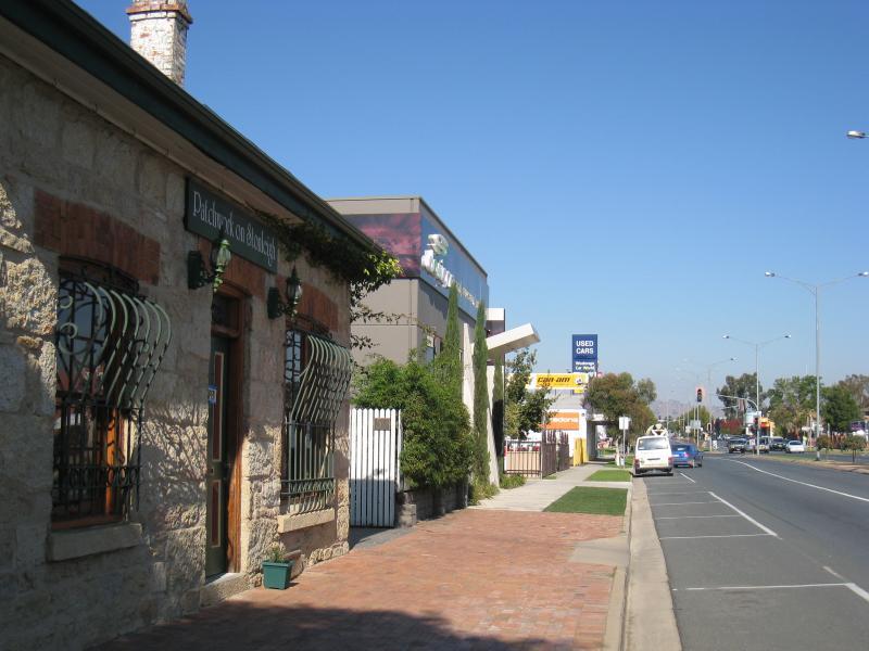Wodonga - High Street north of railway line and surrounding streets: View south along High St towards Osburn St