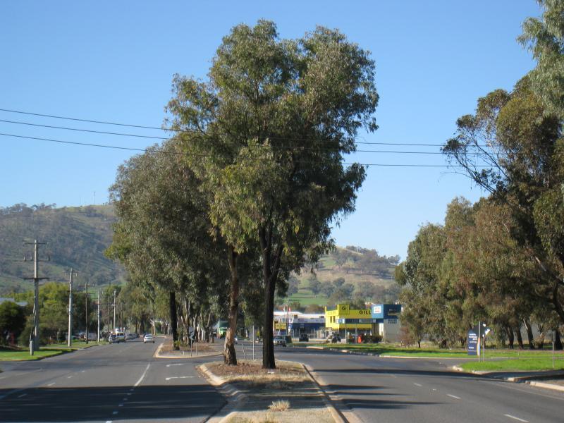 Wodonga - High Street north of railway line and surrounding streets - View south-east along Osburn St towards Queen St