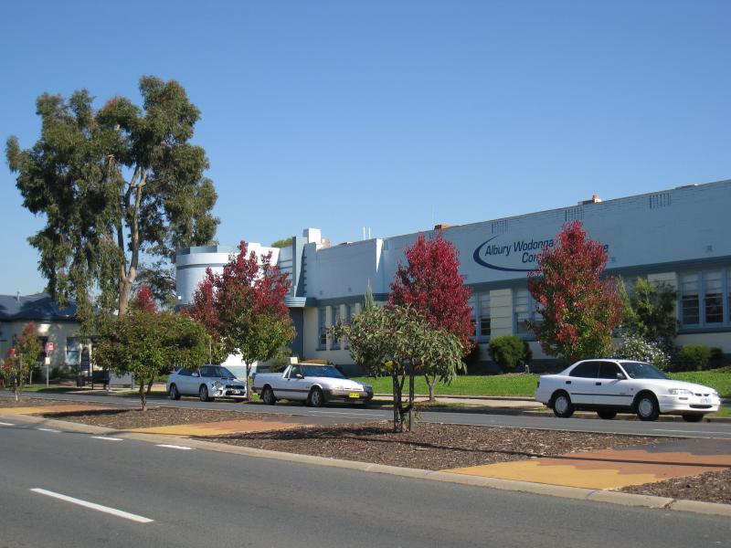 Wodonga - High Street north of railway line and surrounding streets: Albury Wodonga Community College, High St between Osburn St and South St