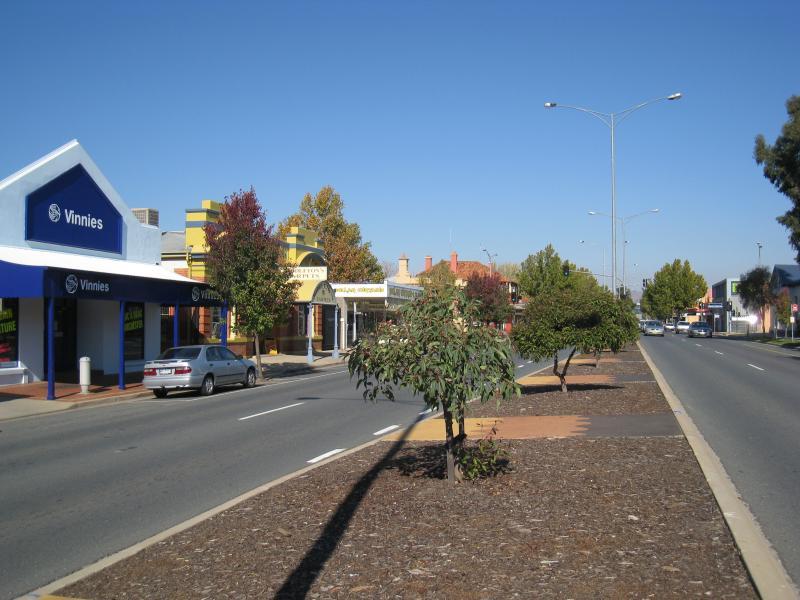 Wodonga - High Street north of railway line and surrounding streets - View south along High St towards South St