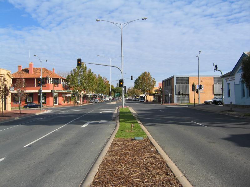 Wodonga - High Street north of railway line and surrounding streets: View south along High St towards South St