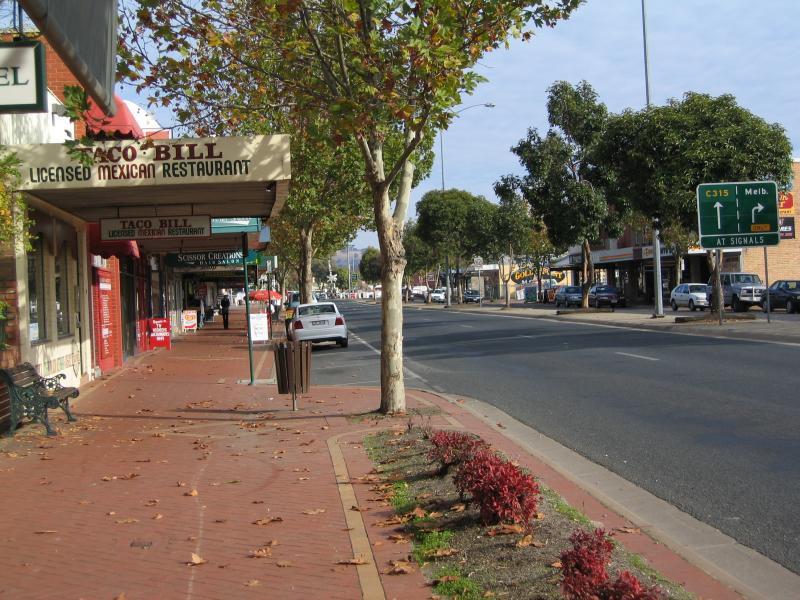 Wodonga - High Street north of railway line and surrounding streets: View south along High St, just south of South St