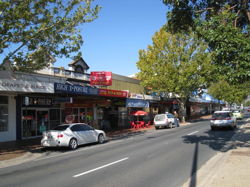 Wodonga - High Street north of railway line and surrounding streets: Shops along east side of High St, south of South St