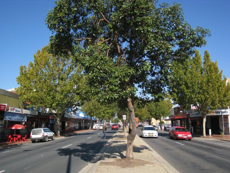 Wodonga - High Street north of railway line and surrounding streets: View south along High St between South St and railway crossing
