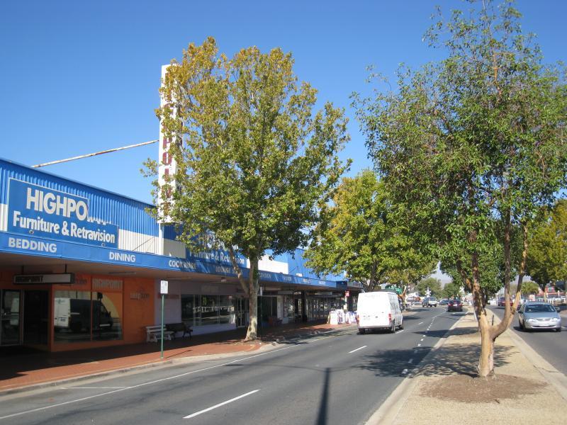 Wodonga - High Street north of railway line and surrounding streets: View south along High St between South St and railway crossing