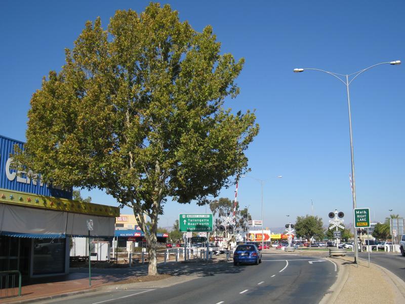 Wodonga - High Street north of railway line and surrounding streets: View south along High St towards railway crossing