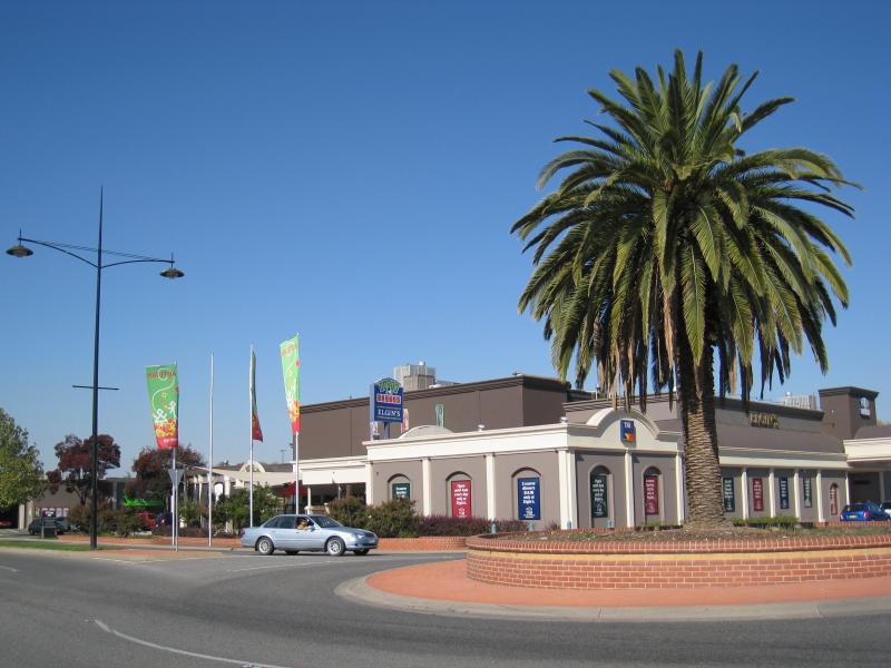 Wodonga - Elgin Boulevard: Elgin's Hotel, view east along Elgin Bvd at Smythe St