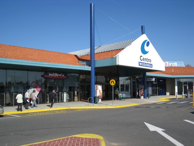Wodonga - Elgin Boulevard - Centro Wodonga shopping centre entrance