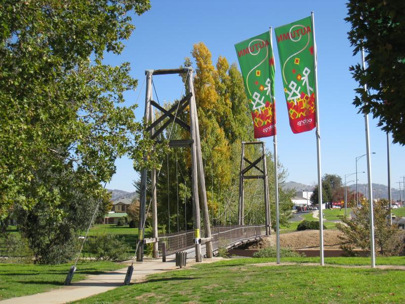 Wodonga - Elgin Boulevard: View west towards footbridge at House Creek
