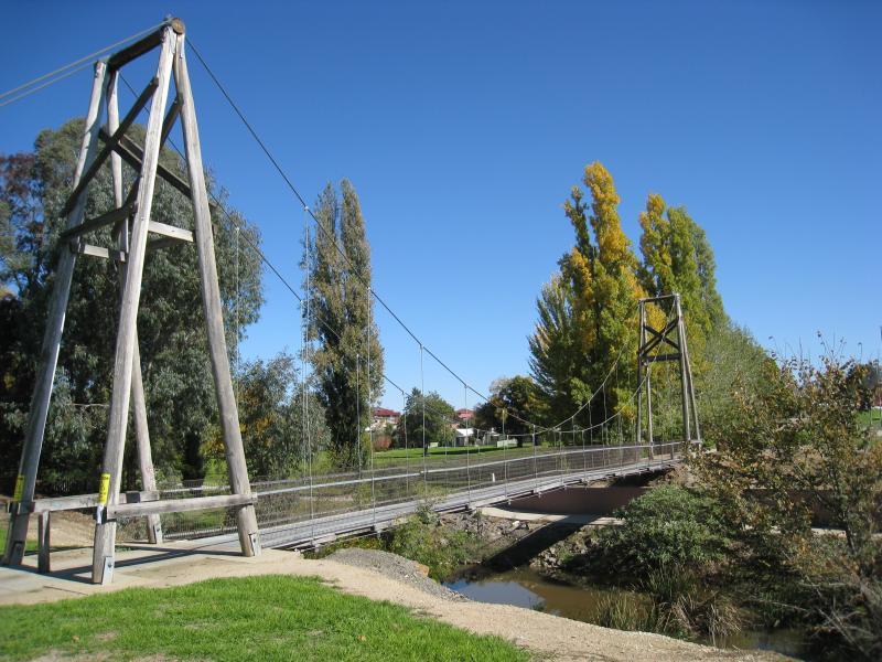 Wodonga - Elgin Boulevard: Footbridge over House Creek
