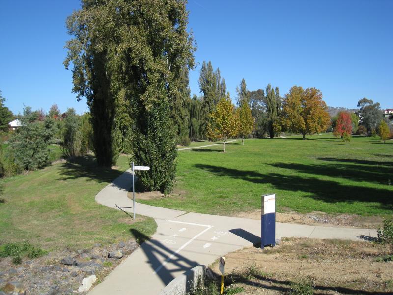 Wodonga - Elgin Boulevard: View south through park from footbridge across House Creek
