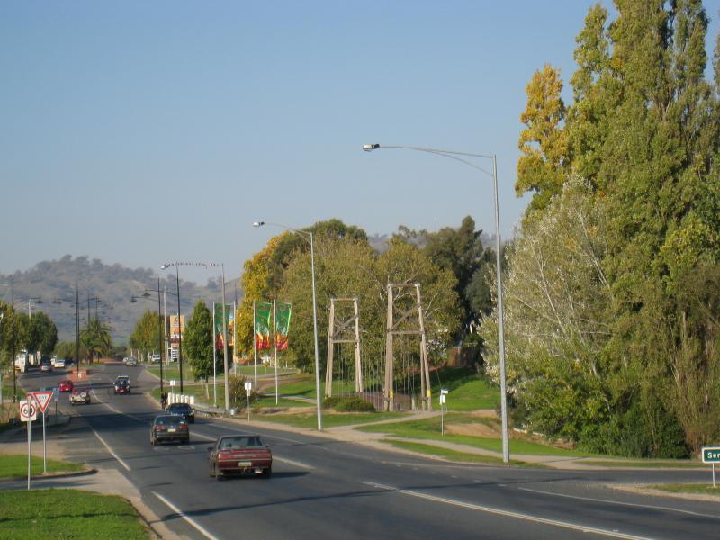 Wodonga - Elgin Boulevard: View east along Melbourne Rd towards footbridge at House Creek