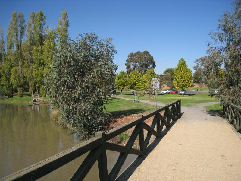 Wodonga - Sumsion Gardens: View south-east towards car park from bridge across to island