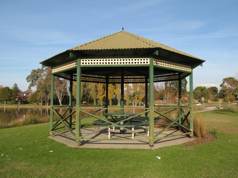 Wodonga - Sumsion Gardens: Rotunda on island in lake