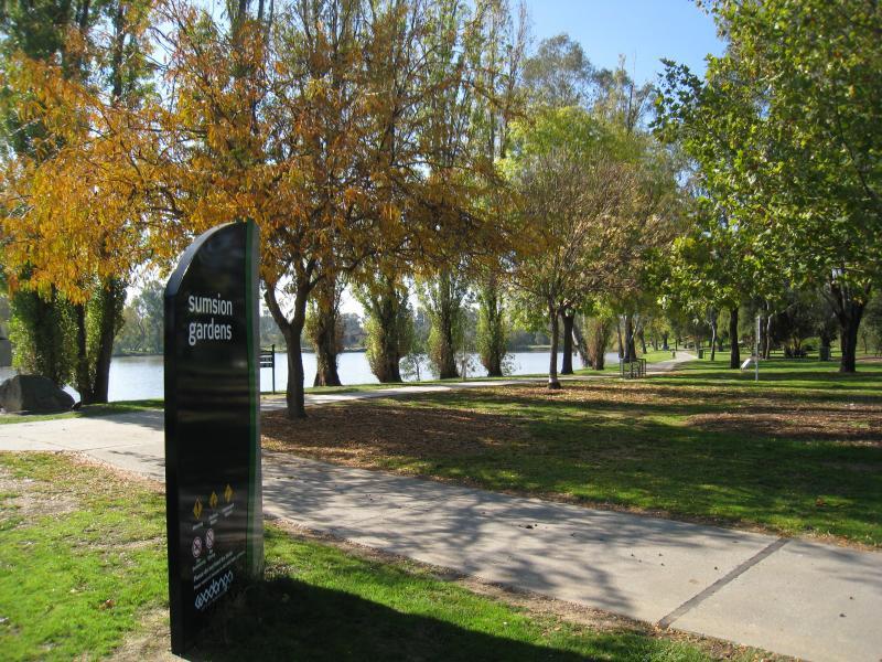 Wodonga - Sumsion Gardens: Pathway from car park to lake