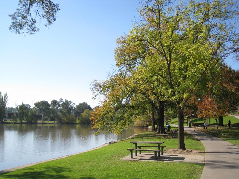 Wodonga - Sumsion Gardens: View north-east along eastern side of lake