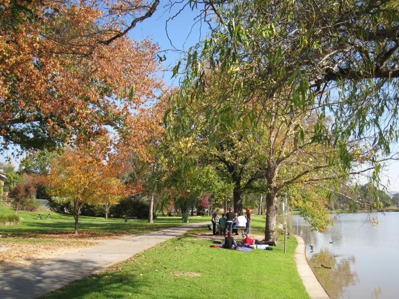 Wodonga - Sumsion Gardens: View south-west along eastern side of lake