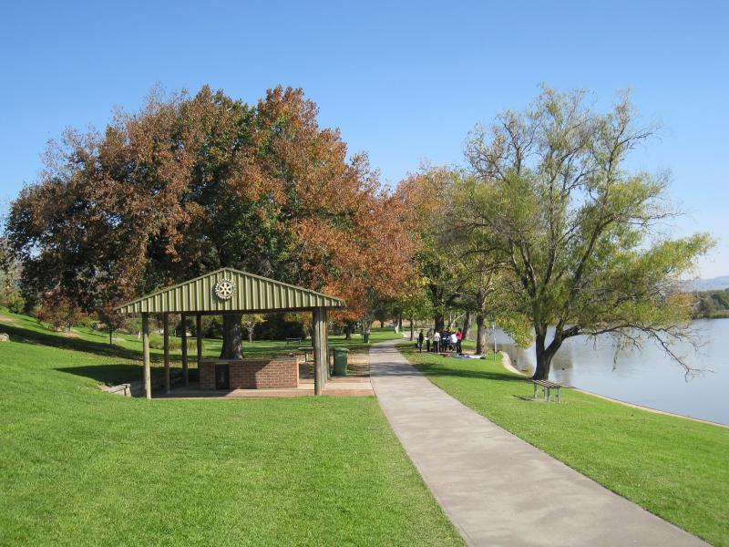 Wodonga - Sumsion Gardens: Rotary Club BBQ shelter, east side of lake