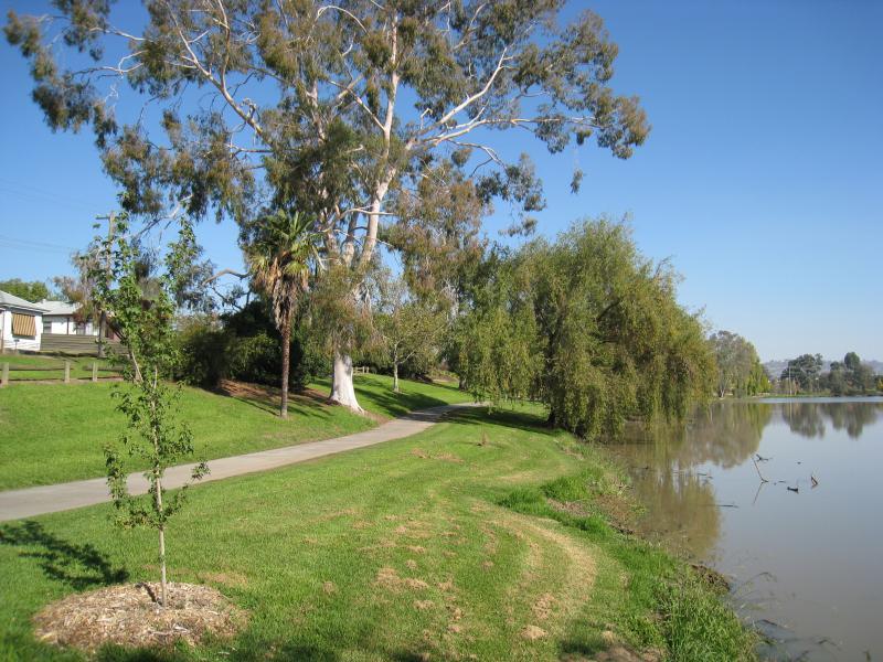 Wodonga - Sumsion Gardens: View south-west along lake near north-eastern corner